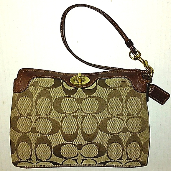☆Fabulous EUC COACH Signature Large Capacity Turnlock Baguette/Wristlet ☆ - Picture 9 of 16
